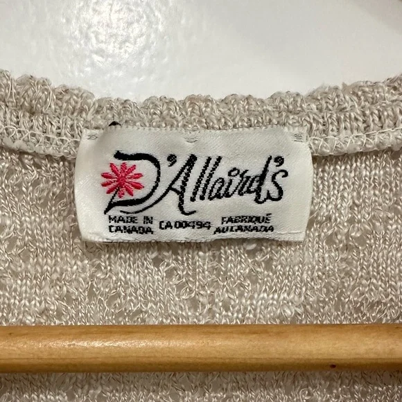 Vintage D’Allaird’s Made In Canada Cream V-Neck Short Sleeve Sweater - Picture 4 of 10